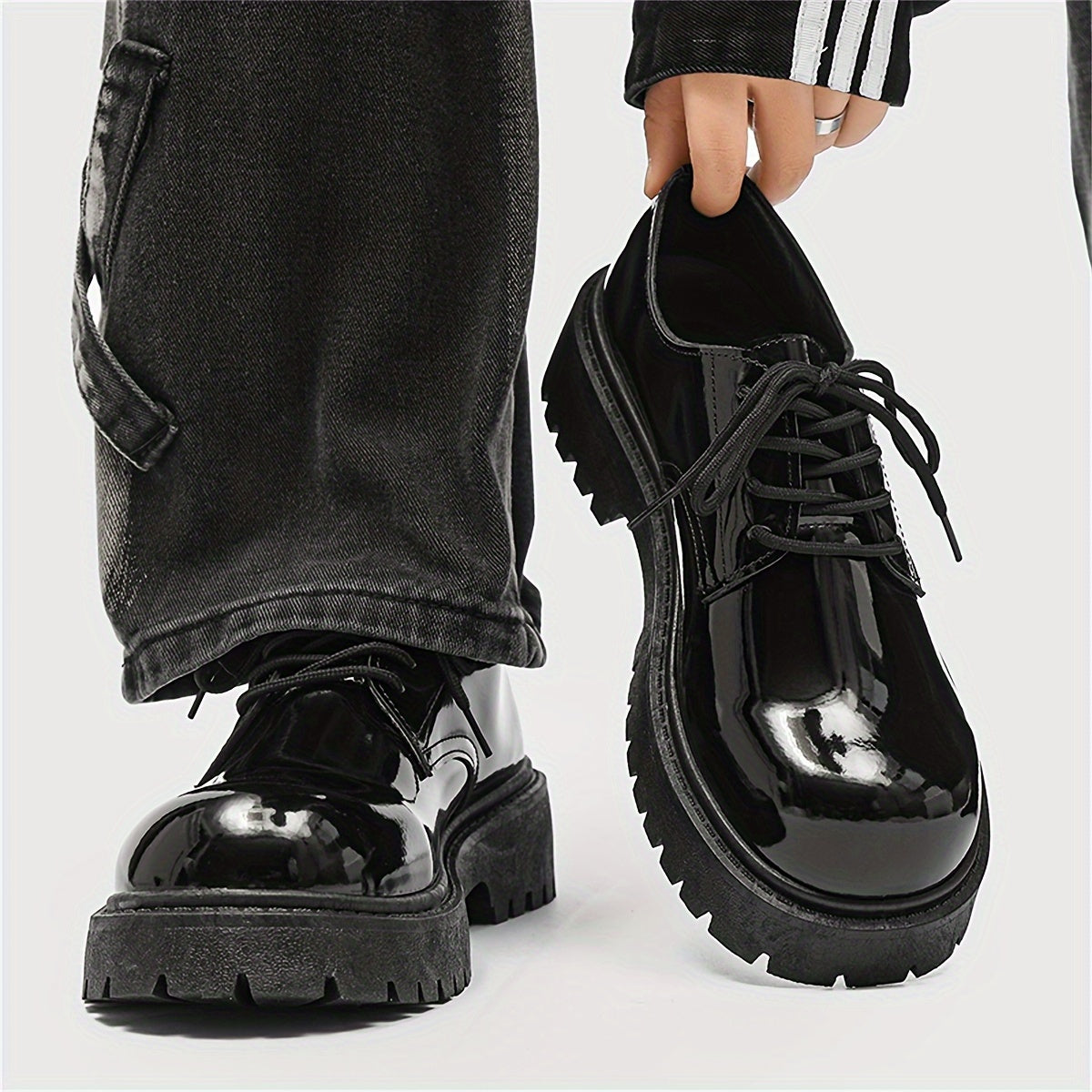 Shoes with a Mirror End, Soft-Soled, Big-Toe Design